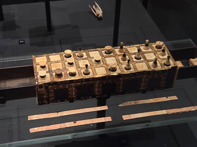 상아로 제작된 고대 이집트 보드게임 '세네트' 게임판과 말. 투탕카멘은 살아있을때 이 게임을 매우 좋아했던 듯하다. /성수영