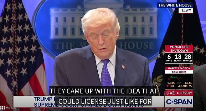 도널드 트럼프 미국 대통령이 20일(현지시간) 대법원 상호관세 위법 판결 후 백악관 기자실에서 대응 계획을 발표하면서 라이선스 수수료 등을 언급하고 있다. /C-span 캡처