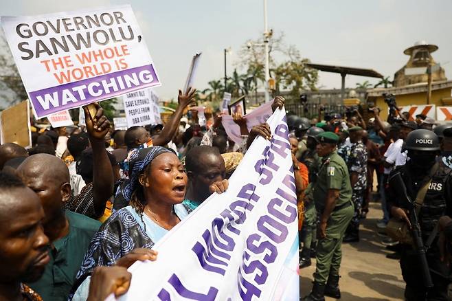 나이지리아 마코코 강변 지역 주민들이 나이지리아 라고스에서 지난달 자신들의 집 철거에 항의하고 있다. 로이터연합뉴스