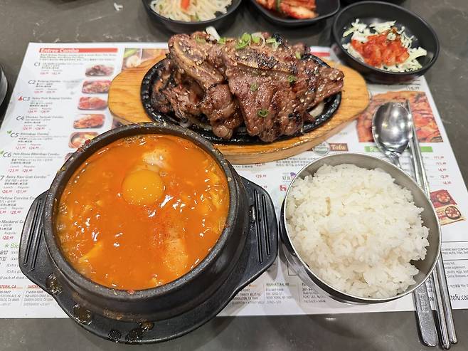 LA Galbi Combo in BCD Tofu House (Hong Yoo/ The Korea Herald)