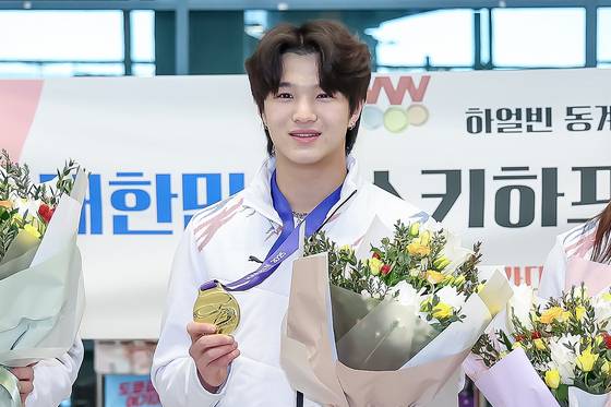 Freestyle skier Lee Seung-hun poses with his 2025 Harbin Asian Games Gold Medal in Incheon International Airport on Feb. 17, 2025. [NEWS1]