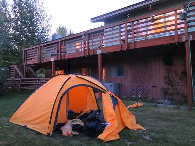 정씨가 미국 와이오밍주를 횡단하다 낯선 이의 집을 찾아 허락을 받고 앞마당에 텐트를 친 모습. 정씨 제공