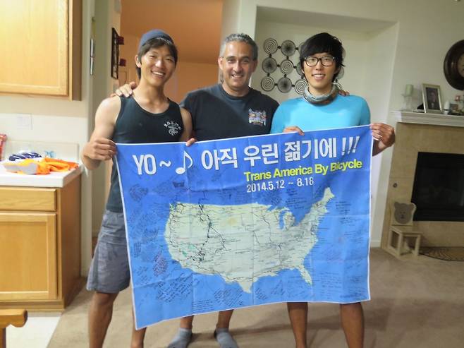 정씨가 샌프란시스코로 향하던 도중 필 아저씨(가운데) 집에서 찍은 기념사진. 정씨 제공
