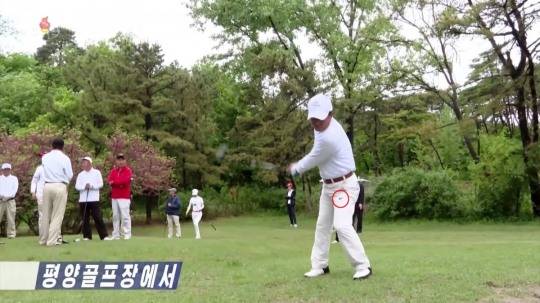 북한 평양골프장에서  나이키 로고가 새겨진 바지와 신발을 착용한 골퍼가 티잉 그라운드에서 샷을 하는 모습 [사진=조선중앙TV화면, 연합뉴스]