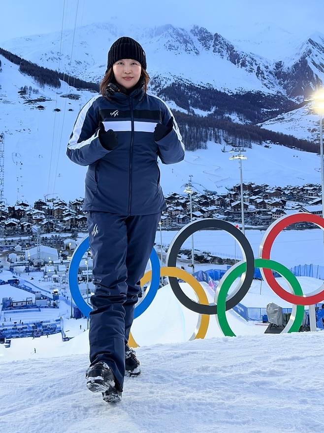 박희진 밀라노·코르티나담페초 동계올림픽 파크&파이프 기술총괄책임자(Technical Delegate)가 이탈리아 리비뇨 스노파크에 설치된 올림픽 오륜기 조형물 앞에서 포즈를 취하고 있다. 본인 제공