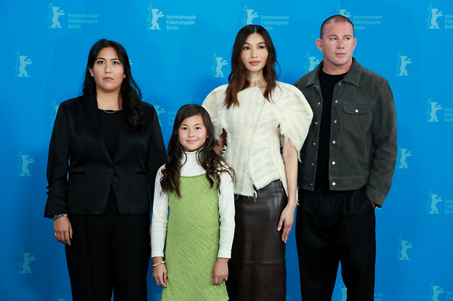20일(현지시간) 베를린영화제 기자회견에 참석한 ‘조세핀’의 주역들. 왼쪽부터 감독 베스 드 아라우조, 조세핀 역의 배우 메이슨 리브스, 엄마 클레어 역의 젬마 찬, 아빠 다미엔 역의 채닝 테이텀. [EPA·연합뉴스]