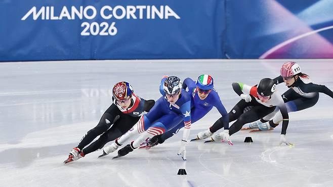 최민정이 21일 이탈리아 밀라노 아이스스케이팅 아레나에서 열린 2026 밀라노ㆍ코르티나담페초 동계올림픽 쇼트트랙 여자 1500m 준결승에서 질주하고 있다. 연합뉴스