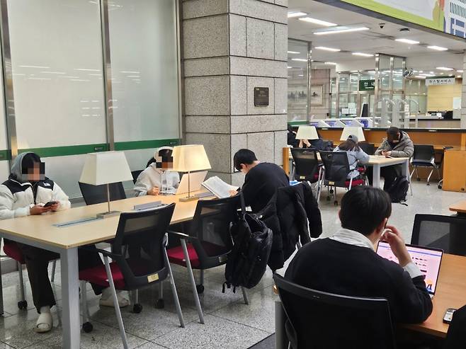 20일 오전 서울 광진구의 한 사립대학교 중앙도서관에 졸업생 등 학생들이 취업준비 공부를 하는 모습./사진=박상혁 기자.