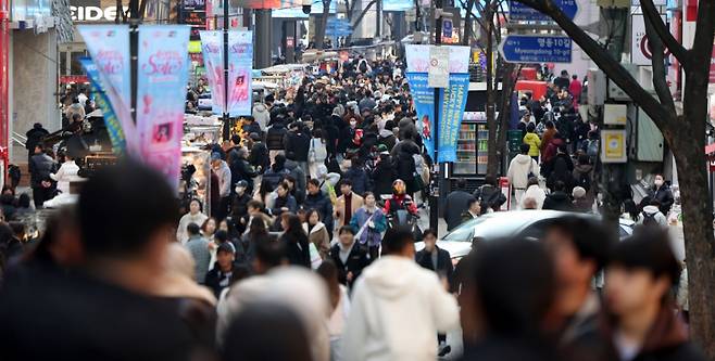 지난 15일 서울 명동거리가 내외국인 관광객들로 붐비고 있다. / 사진 = 뉴시스
