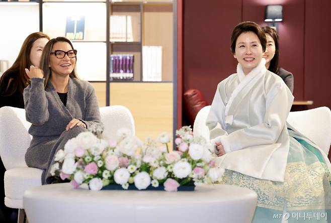 (파주=뉴스1) 허경 기자 = 김혜경 여사와 브라질 루이스 이나시우 룰라 다 시우바 대통령 부인 호잔젤라 다 시우바 여사가 21일 경기 파주 국립민속박물관에서 열린 친교 행사에서 차담을 하고 있다. (청와대통신사진기자단) 2026.2.21/뉴스1  Copyright (C) 뉴스1. All rights reserved. 무단 전재 및 재배포,  AI학습 이용 금지. /사진=(파주=뉴스1) 허경 기자