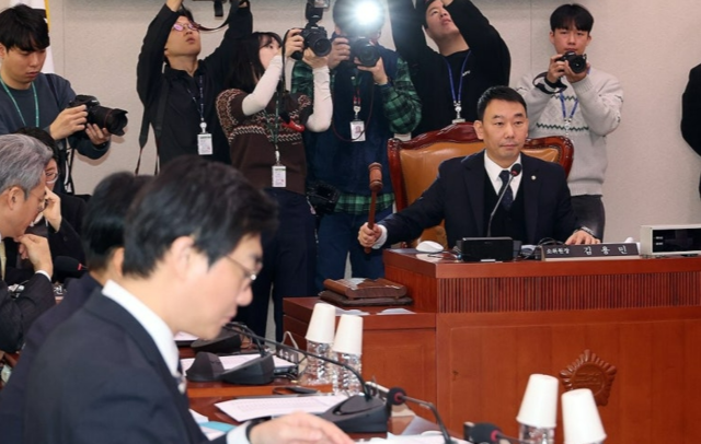 국회 법제사법위원회 김용민 법안심사제1소위위원장이 지난 20일 국회에서 사면법 개정안 심사를 위한 소위 개의를 알리고 있다. 연합뉴스.