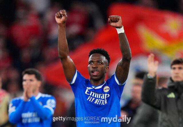 18일 벤피카와 UEFA 챔피언스리그 승리를 확정한 뒤 두 손을 들고 환호하는 비니시우스 주니오르. /게티이미지코리아