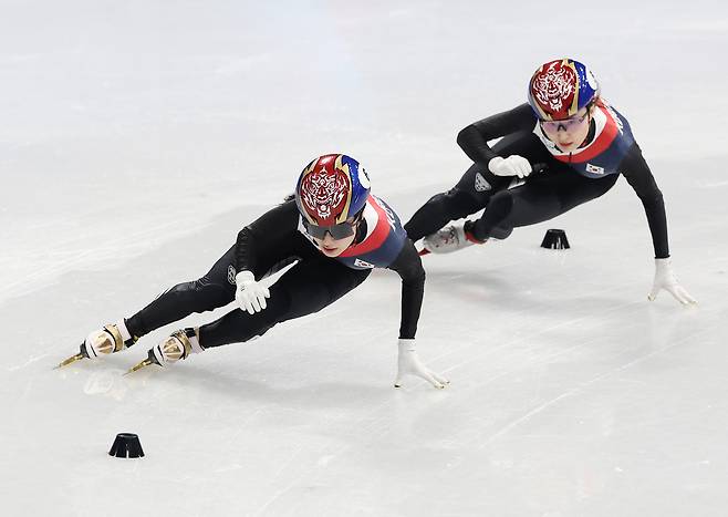 21일 이탈리아 밀라노 아이스스케이팅 아레나에서 열린 2026 밀라노-코르티나 동계올림픽 쇼트트랙 여자 1500m 결승에서 김길리와 최민정이 1,2위로 달리고 있다. [연합]