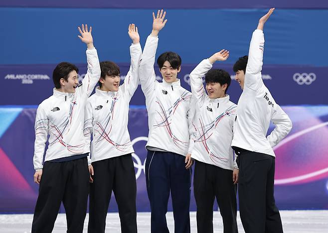 21일 이탈리아 밀라노 아이스스케이팅 아레나에서 열린 2026 밀라노ㆍ코르티나 동계올림픽 쇼트트랙 남자 5000m 계주 결승에서 은메달을 차지한 한국대표팀 선수들이 시상대에 오르며 세리머니를 하고 있다. [연합]