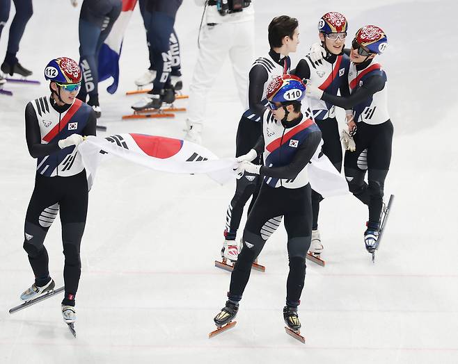 21일 이탈리아 밀라노 아이스스케이팅 아레나에서 열린 2026 밀라노-코르티나 동계올림픽 쇼트트랙 남자 5000m 계주 결승에서 은메달을 차지한 한국대표팀 이준서(왼쪽)와 황대헌이 태극기를 들고 기뻐하고 있다. [연합]