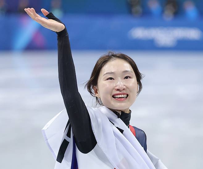 21일 이탈리아 밀라노 아이스스케이팅 아레나에서 열린 2026 밀라노-코르티나 동계올림픽 쇼트트랙 여자 1500m 결승에서 은메달을 획득한 최민정이 태극기를 들고 트랙을 돌고 있다. [연합]