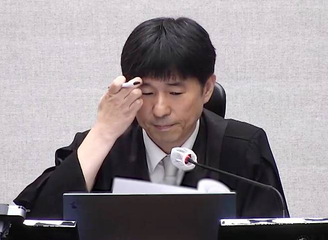 서울중앙지법 형사25부 재판장 지귀연 부장판사가 19일 서초구 서울중앙지법에서 열린 12·3 비상계엄 관련 윤석열 전 대통령의 내란 우두머리 혐의 1심 판결 선고 주문을 낭독하고 있다. 이날 재판부는 윤 전 대통령에게 무기징역을 선고했다. [서울중앙지법 제공 영상]