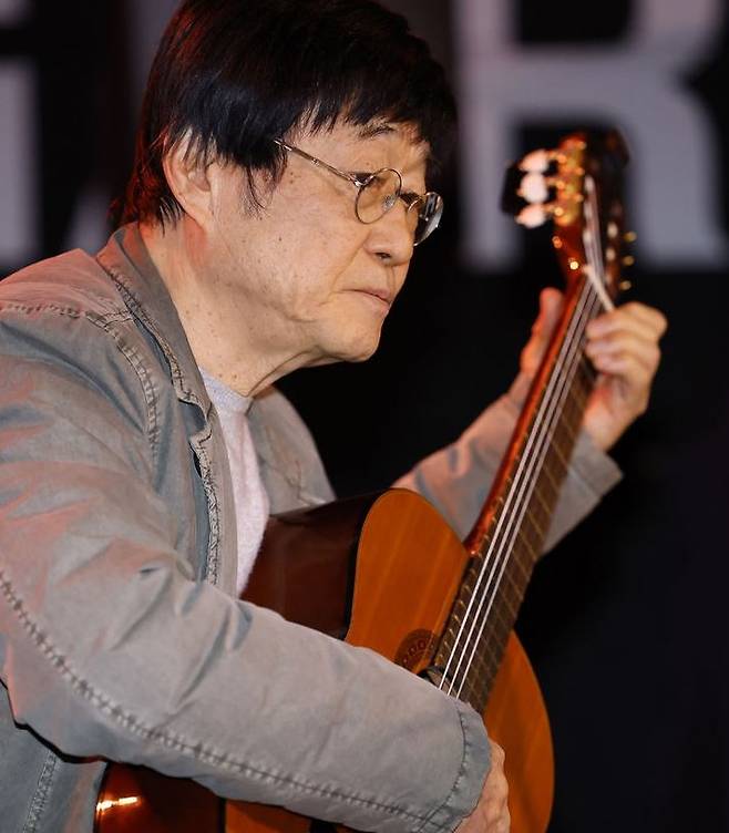 김창완은 좀처럼 단일한 이미지로 수렴되지 않는다. 부드럽게 웃다가도 돌연 깊은 침묵으로 빠지고, 따스한 말끝에는 설명하기 어려운 거리감이 남는다. 그의 얼굴에는 천진함과 염세, 낭만과 초연이 동시에 앞서거니 뒤서거니, 그러면서 동시에 한 순간에 존재한다. [뉴시스]