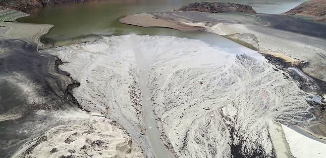 가뭄으로 맨바닥을 드러낸 오봉저수지.[연합]