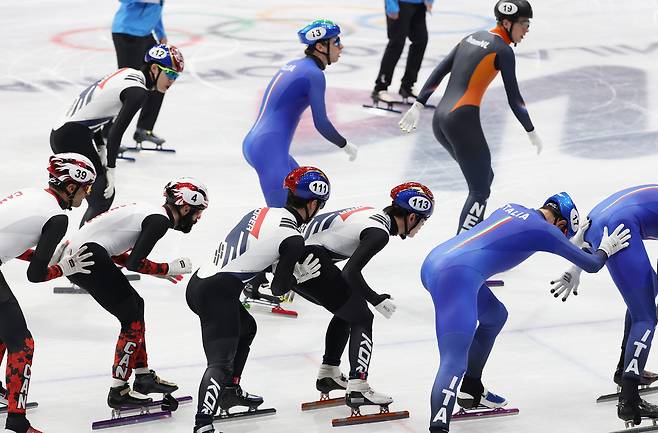 이정민이 임종언을 밀어주는 모습. [연합]