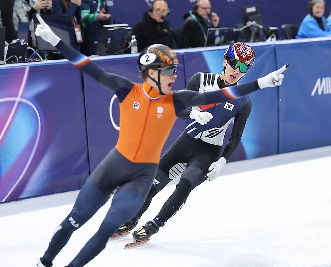 20일 이탈리아 밀라노 아이스스케이팅 아레나에서 열린 2026 밀라노·코르티나담페초 동계올림픽 쇼트트랙 남자 5000m 계주 결승에서 옌스 판트바우트가 1등으로 들어오고 있다. [연합]