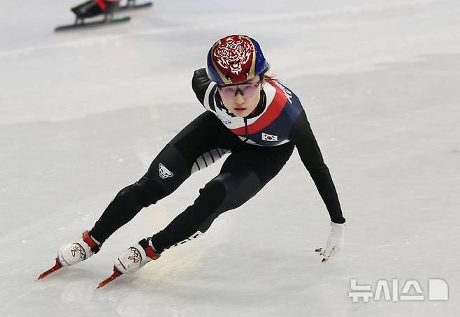 [밀라노=뉴시스] 김근수 기자 = 쇼트트랙 최민정이 20일(현지 시간) 이탈리아 밀라노 아이스스케이팅 아레나에서 열린 2026 밀라노·코르티나 담페초 동계올림픽 쇼트트랙 여자 1500m 준준결승에서 역주하고 있다. 2026.02.21. ks@newsis.com