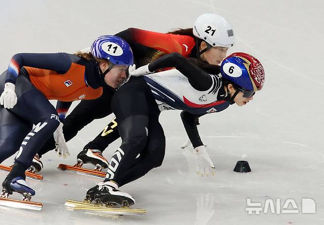 [밀라노=뉴시스] 박주성 기자 = 20일 (현지 시간) 이탈리아 밀라노 아이스 스케이팅 아레나 경기장에서 열린 2026 밀라노·코르티나담페초 동계올림픽 쇼트트랙 여자 1500m 준준결승에서 김길리가 역주하고 있다. 2026.02.21. park7691@newsis.com