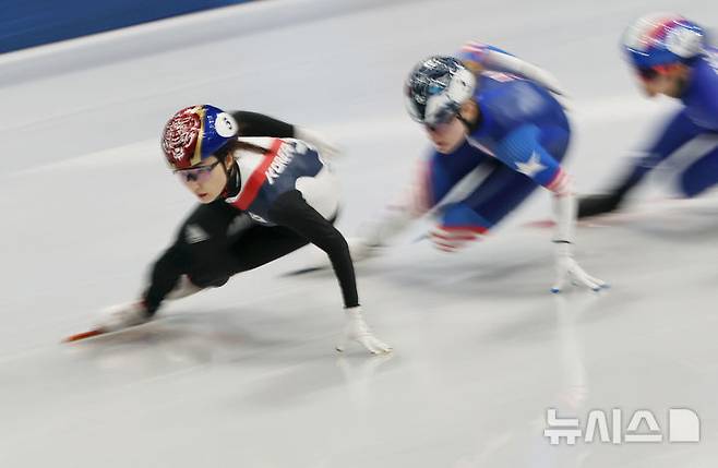 [밀라노=뉴시스] 김근수 기자 = 쇼트트랙 최민정이 20일(현지 시간) 이탈리아 밀라노 아이스스케이팅 아레나에서 열린 2026 밀라노·코르티나 담페초 동계올림픽 쇼트트랙 여자 1500m 준결승에서 역주하고 있다. 2026.02.21. ks@newsis.com
