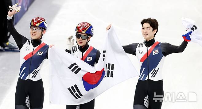 [밀라노=뉴시스] 박주성 기자 = 20일 (현지 시간) 이탈리아 밀라노 아이스 스케이팅 아레나 경기장에서 열린 2026 밀라노·코르티나담페초 동계올림픽 쇼트트랙 남자 5000m 계주 결승에서 은메달을 획득한 임종언(왼쪽부터)과 이정민, 신동민이 태극기를 들고 트랙을 돌고 있다. 2026.02.21. park7691@newsis.com