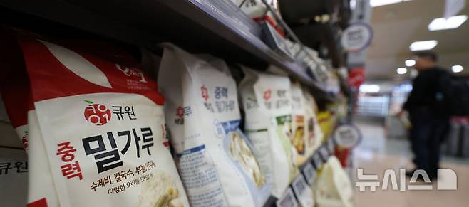 [서울=뉴시스] 김선웅 기자 = 공정거래위원회가 B2B 시장에서 점유율 88%를 차지하는 업체들의 밀가루 담합 의혹에 대한 심의에 착수했다. 관련 매출액 등을 고려하면 과징금은 최대 1조1600억원에 달할 것으로 예상된다. 공정위는 20일 대선제분·대한제분·사조동아원·삼양사·삼화제분·CJ제일제당·한탑 등 제분사 7곳에 대한 조사를 마무리하고 심사보고서를 발송했다고 밝혔다. 사진은 20일 서울의 한 대형마트에서 판매 중인 밀가루. 2026.02.20. mangusta@newsis.com