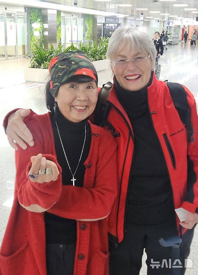 [제주=뉴시스] 18일 제주국제공항에서 20년 만에 재회한 서명숙 제주올레 이사장(왼쪽)과 잔느 캐서린 헤니. 두 사람은 2006년 산티아고 순례길 위에서 처음 만나 각자의 나라에 길을 만들어 교류할 것을 약속했지만 연락이 끊기면서 20년 만에야 재회했다. (사진=제주올레 제공) 2026.02.20. photo@newsis.com