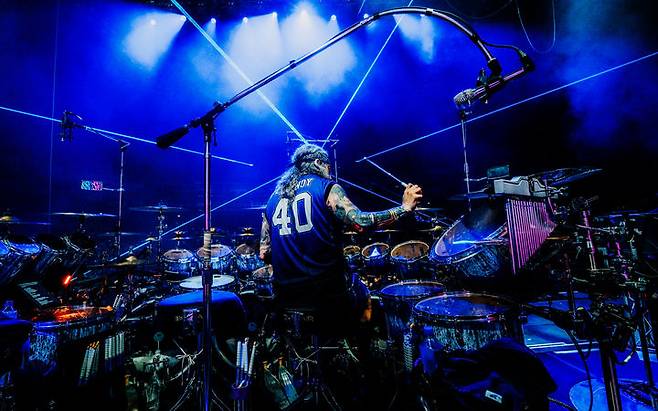 [서울=뉴시스] 드림시어터 두바이 공연 속 마이크 포트노이 모습. (사진 = Wolfe eliot·프라이빗 커브 제공) 2026.02.21. photo@newsis. *재판매 및 DB 금지