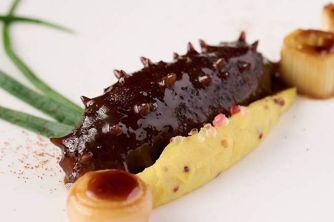 런더너 마카오 ‘화이양 가든’의 '홋카이도산 해삼 새우알 조림'. (사진=샌즈 차이나) *재판매 및 DB 금지