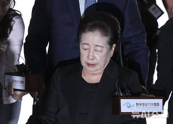 [서울=뉴시스] 청탁금지법과 정치자금법 위반 등 혐의를 받는 한학자 통일교 총재가 지난해 9월 22일 오후 서울 서초구 서울중앙지방법원에서 열린 영장실질심사(구속 전 피의자 심문)에 출석하고 있다. (사진=뉴시스DB). photo@newsis.com