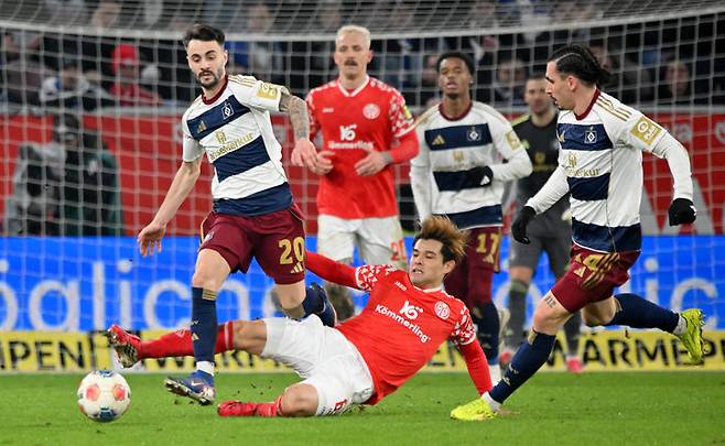 [마인츠=AP/뉴시스] 마인츠의 사노 카이슈(앞)가 20일(현지 시간) 독일 마인츠 메바 아레나에서 열린 2025-26 분데스리가 23라운드 함부르크와 경기 중 공을 다투고 있다. 이날 이재성은 86분을 소화했고, 마인츠는 1-1로 비겨 리그 13위에 자리했다. 2026.02.21.