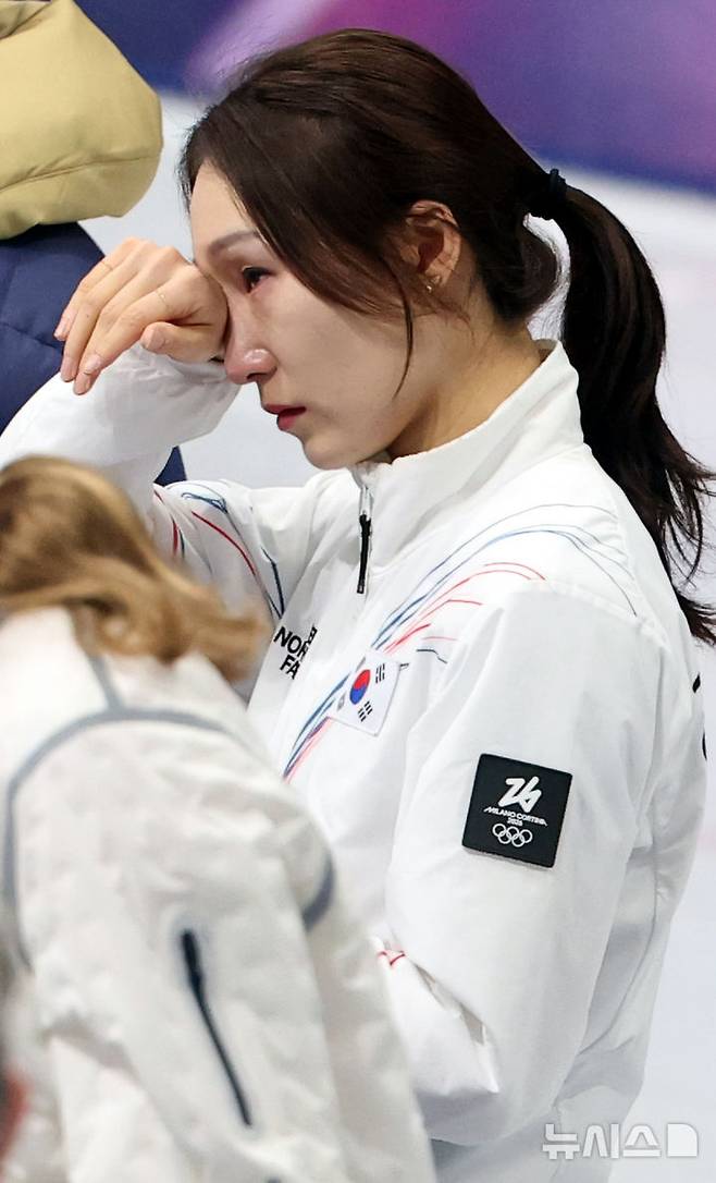 [밀라노=뉴시스] 박주성 기자 = 20일 (현지 시간) 이탈리아 밀라노 아이스 스케이팅 아레나 경기장에서 열린 2026 밀라노·코르티나담페초 동계올림픽 쇼트트랙 여자 1500m 결승에서 은메달을 획득한 최민정이 시상대에서 눈물을 흘리고 있다. 2026.02.21. park7691@newsis.com