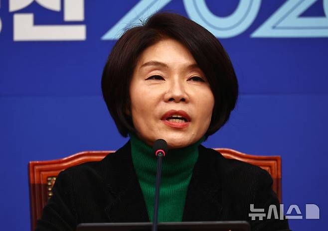 [서울=뉴시스] 김명년 기자 = 한정애 더불어민주당 정책위의장이 1일 오전 서울 여의도 국회에서 기자간담회를 열고 발언하고 있다. 2026.02.01. kmn@newsis.com