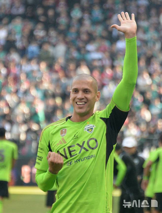 [전주=뉴시스] 김얼 기자 = 전북현대 티아고가 21일 전북 전주시 전주월드컵경기장에서 열린 쿠팡플레이 K리그 슈퍼컵 2026 전북현대와 대전하나시티즌 경기에서 골을 성공시키고 세리머니를 하고 있다. 2026.02.21. pmkeul@newsis.com