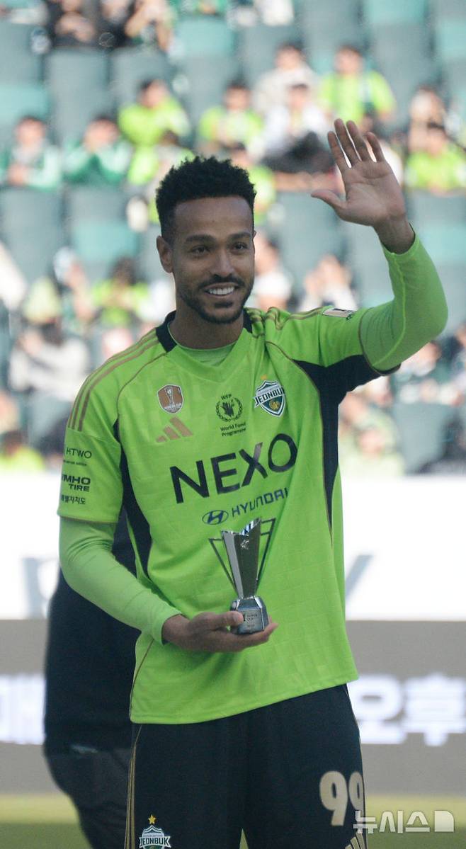 다[전주=뉴시스] 김얼 기자 = 모따 전북현대모터스 선수가 21일 전북 전주시 전주월드컵경기장에서 열린 쿠팡플레이 K리그 슈퍼컵 2026에서 MVP 트로피를 들고 기념촬영을 하고 있. 2026.02.21. pmkeul@newsis.com
