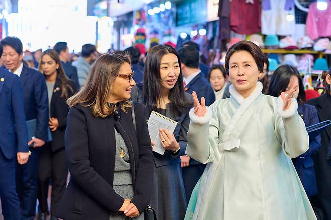 [서울=뉴시스] 최동준 기자 = 김혜경 여사와 브라질 루이스 이나시우 룰라 다 시우바 대통령 부인 잔자 룰라 다 시우바 여사가 21일 친교 일정으로 서울 종로구 광장시장을 방문해 대화하고 있다. (사진=청와대 제공) 2026.02.21. photo@newsis.com *재판매 및 DB 금지