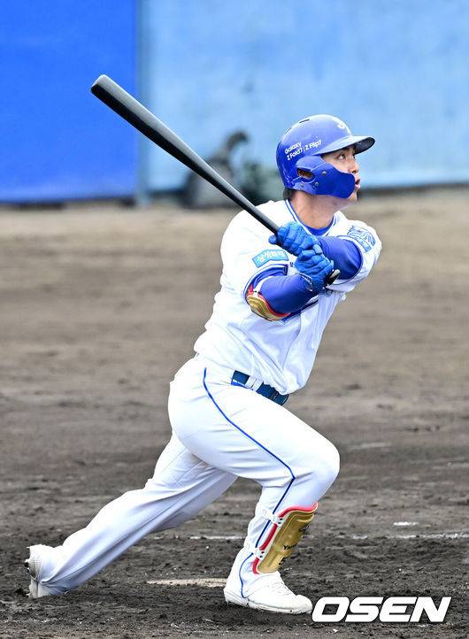[OSEN=오키나와(일본), 최규한 기자] 2026 WBC(월드베이스볼클래식)를 준비하는 대한민국 야구 대표팀이 20일 오후 일본 오키나와 온나손 아카마 구장에서 프로야구 삼성 라이온즈와 연습경기를 펼쳤다. 야구 대표팀은 오키나와에서 국내 팀들과 6차례 연습경기를 치르며 전력을 끌어올릴 예정이다.4회말 1사 1, 2루 상황 삼성 양우현이 역전 우월 스리런포를 날리고 있다. 2026.02.20 / dreamer@osen.co.kr