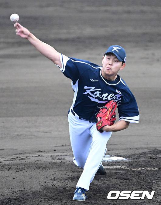 [OSEN=오키나와(일본), 최규한 기자] 2026 WBC(월드베이스볼클래식)를 준비하는 대한민국 야구 대표팀이 20일 오후 일본 오키나와 온나손 아카마 구장에서 프로야구 삼성 라이온즈와 연습경기를 펼쳤다. 야구 대표팀은 오키나와에서 국내 팀들과 6차례 연습경기를 치르며 전력을 끌어올릴 예정이다.1회말 대표팀 선발 소형준이 힘차게 공을 뿌리고 있다. 2026.02.20 / dreamer@osen.co.kr