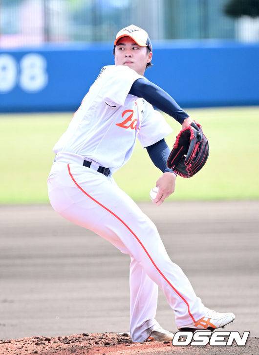 [OSEN=오키나와(일본), 최규한 기자] 2026 WBC(월드베이스볼클래식)를 준비하는 대한민국 야구 대표팀이 21일 오후 일본 오키나와 고친다 구장에서 프로야구 한화 이글스와 연습경기를 펼쳤다. 야구 대표팀은 오키나와에서 국내 팀들과 6차례 연습경기를 치르며 전력을 끌어올릴 예정이다.한화 선발 왕옌청이 힘차게 공을 뿌리고 있다. 2026.02.21 / dreamer@osen.co.kr