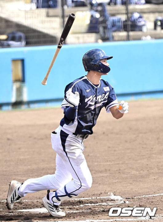 [OSEN=오키나와(일본), 최규한 기자] 2026 WBC(월드베이스볼클래식)를 준비하는 대한민국 야구 대표팀이 21일 오후 일본 오키나와 고친다 구장에서 프로야구 한화 이글스와 연습경기를 펼쳤다. 야구 대표팀은 오키나와에서 국내 팀들과 6차례 연습경기를 치르며 전력을 끌어올릴 예정이다.6회초 무사 선두타자로 나선 대표팀 김주원이 2루타를 날리고 있다. 2026.02.21 / dreamer@osen.co.kr