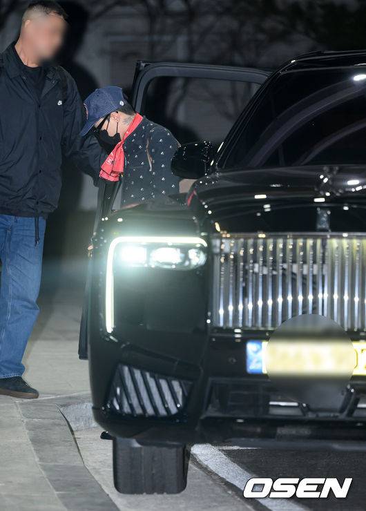 웅장한 럭셔리카에서 등장한 지드래곤