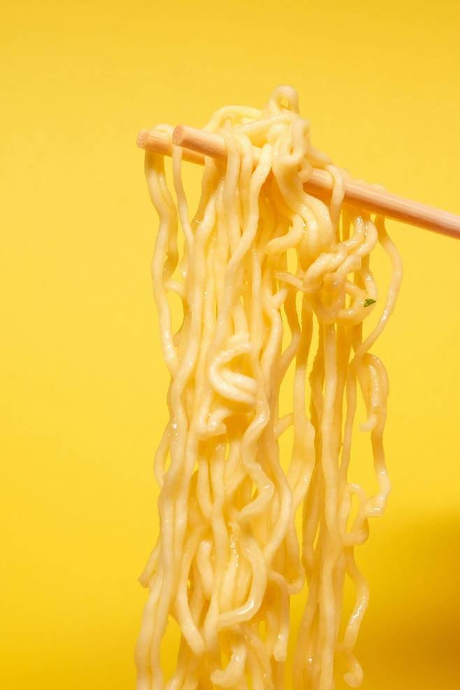 세계보건기구(WHO)가 권고하는 성인 하루 나트륨 섭취 제한량은 2000mg으로, 라면 한 그릇을 국물까지 비우면 한 끼 만에 대부분을 채울 가능성이 있다. pexels