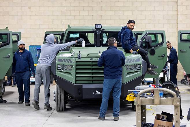 캐나다 온타리오주의 한 공장에서 작업자들이 전술차량을 조립하고 있다. 세계일보 자료사진