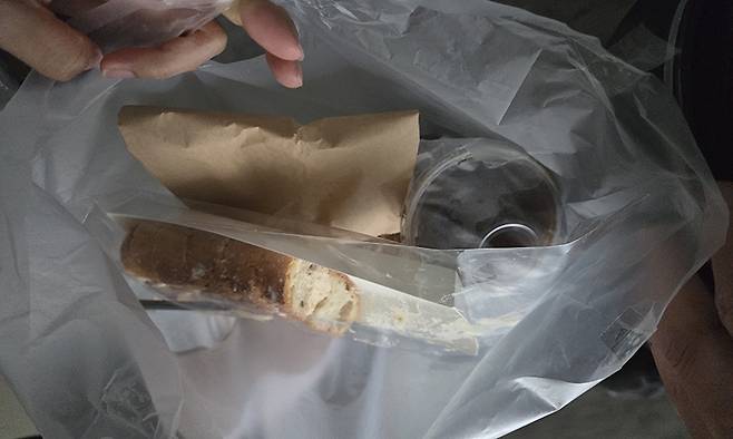 17일 곽수환씨가 고객으로부터 회수한 절반가량 남은 빵과 음료