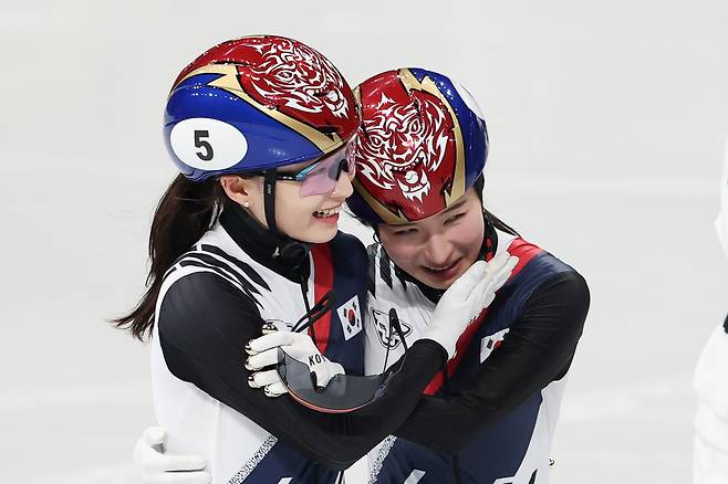 20일(현지시간) 이탈리아 밀라노 아이스스케이팅 아레나에서 열린 2026 밀라노ㆍ코르티나담페초 동계올림픽 쇼트트랙 여자 1500m 결승에서 은메달을 차지한 최민정이 금메달을 차지한 김길리에게 축하를 건네고 있다. 연합뉴스