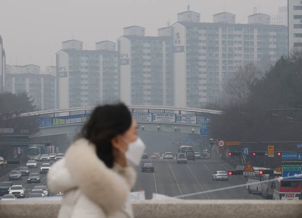 경기도 전역에 올해 첫 고농도 미세먼지 비상저감조치가 내려진 13일 경기 수원시 영통구 일대가 안개와 미세먼지로 인해 뿌연 모습을 보이고 있다. 뉴스1